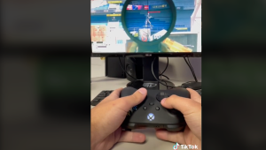Este gamer te da mil vueltas jugando a Xbox con el mando al revés