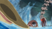 ¡La tenacidad de Akainu! El puño de magma ataca a Luffy