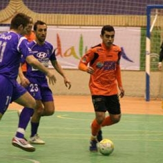 Burela Pescados Rubén mantiene la esperanza del play off después de la victoria en Valencia (3-5)