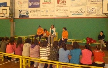 Claudia, Irene, Jozi e Souza visitaron o colexio focego Martínez Otero