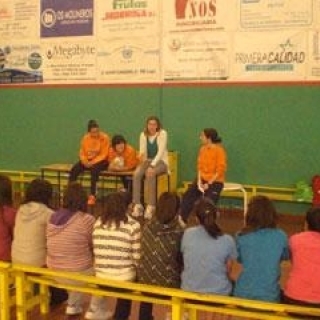 Claudia, Irene, Jozi y Souza visitaron el colegio focense Martínez Otero