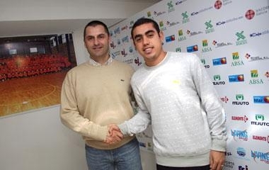 El ala-cierre André firma su renovación con la entidad naranja por dos temporadas más 