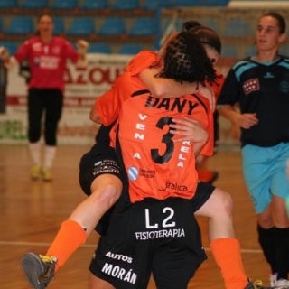 El equipo femenino vence en el derbi gallego (5-2) y consolida el liderato