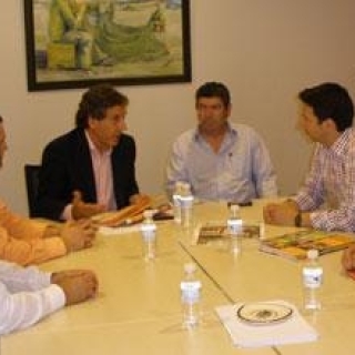 El presidente de FEVE se reúne con Alfredo Llano y el CD Burela FS para conocer el proyecto naranja