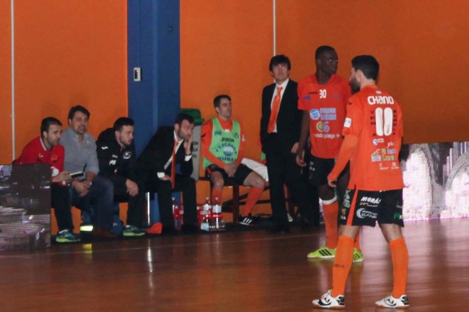 Juanma estrena banquillo en la pista del Santiago Futsal