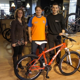 La bicicleta MMR donada por Cerezo Bikes ya rueda por la localidad burelesa