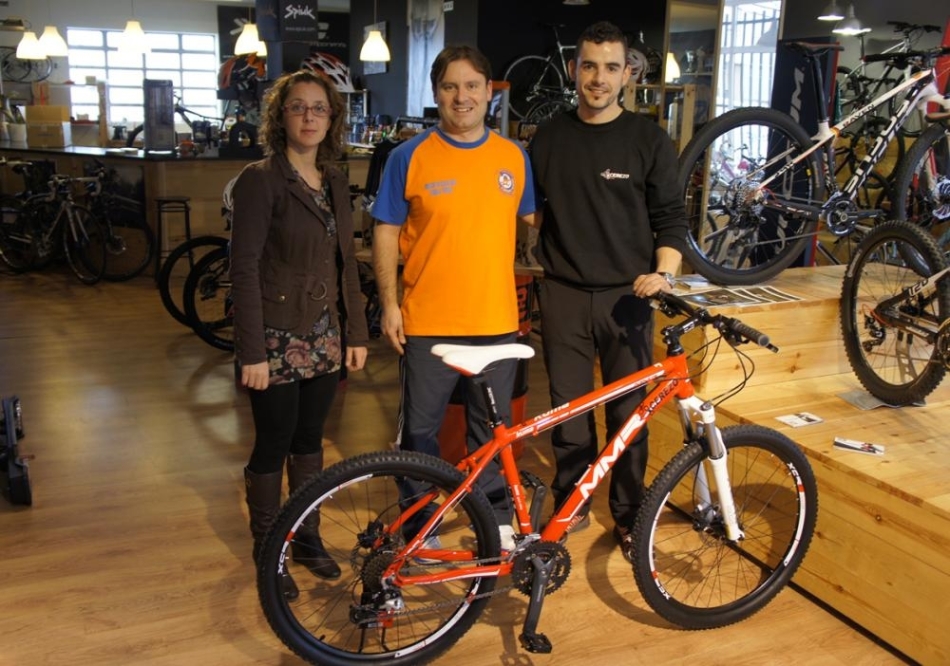 La bicicleta MMR donada por Cerezo Bikes ya rueda por la localidad burelesa
