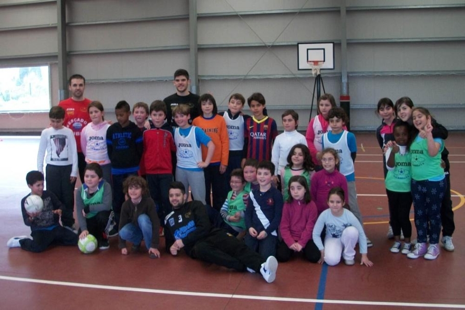 O Burela FS difunde o fútbol sala entre o alumnado de Nois e Trabada