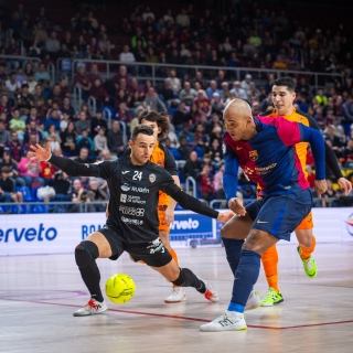 O Burela somete ao Barça ata o último segundo no Palau, pero vaise inmerecidamente sen premio (2-1)