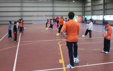 O CEIP Fondo Nois coñece o fútbol sala laranxa