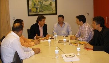 O presidente de FEVE reúnese con Alfredo Llano e o CD Burela FS para coñecer o proxecto laranxa