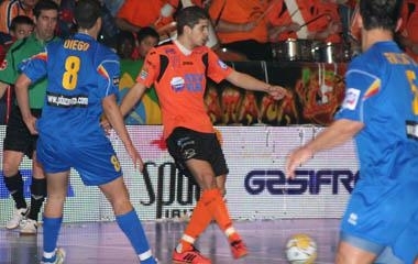 Víctor López: ‘Xogar na casa e contra o líder é o mellor aliciente para o Burela FS’
