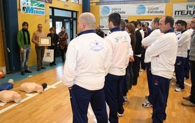 Voluntarios de Alcoa e o CD Burela FS estudan a reanimación cardiopulmonar