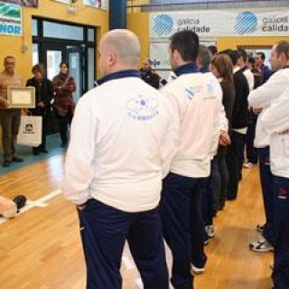 Voluntarios de Alcoa y el CD Burela FS estudian la reanimación cardiopulmonar