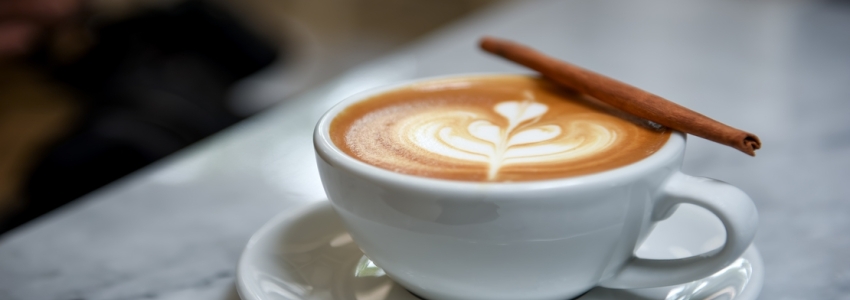 Café con canela: Sus beneficios, propiedades y cómo prepararlo