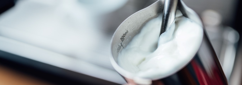 Guía rápida y fácil para preparar café con leche espumada sin máquina
