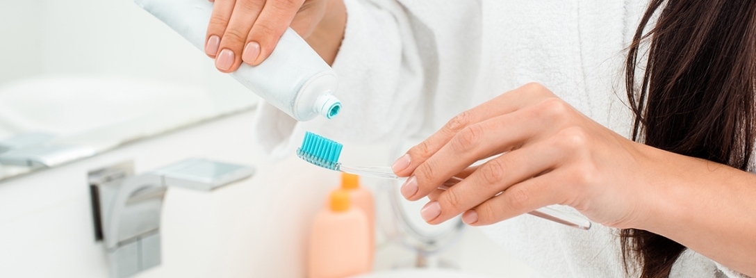 ¿Conviene realmente usar una pasta de dientes con flúor?