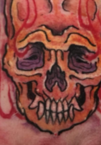 Tatuaje craneo calavera japonesa color llamas irezumi galicia