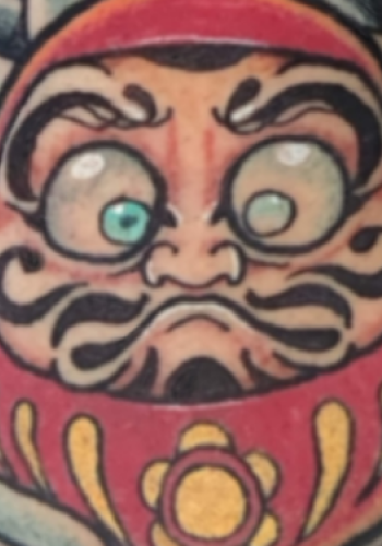 Tatuaje daruma mano japones irezumi color galicia