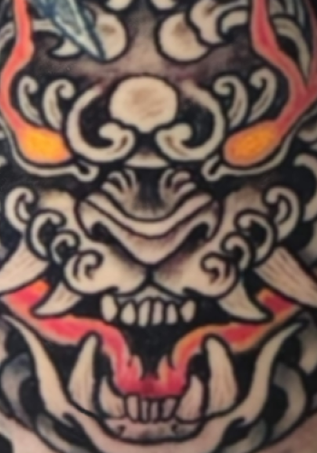 Tatuaje leÃ³n de fu karashishi mano japones irezumi blanco y negro