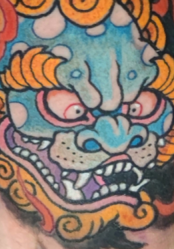 tatuaje leon de fu karasishi irezumi japones mano color