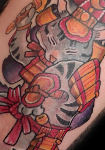 Tatuaje neko gato samurÃ¡i japones irezumi color