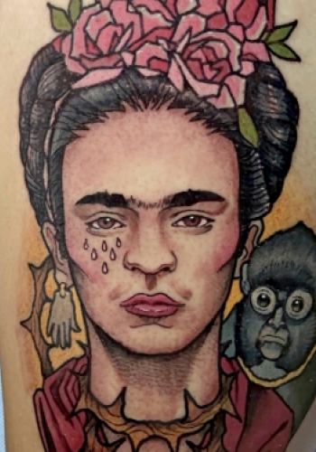 Tatuaje neotradicional Frida khalo muslo color