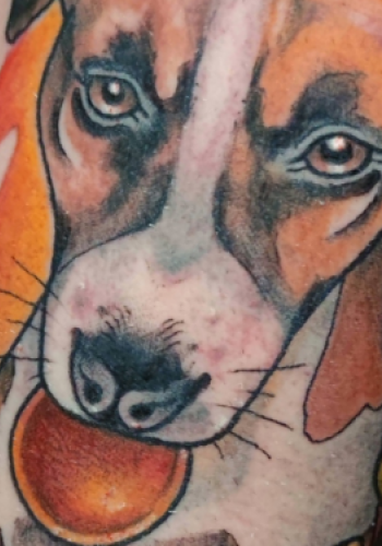 Tatuaje perro con juguete y flores color