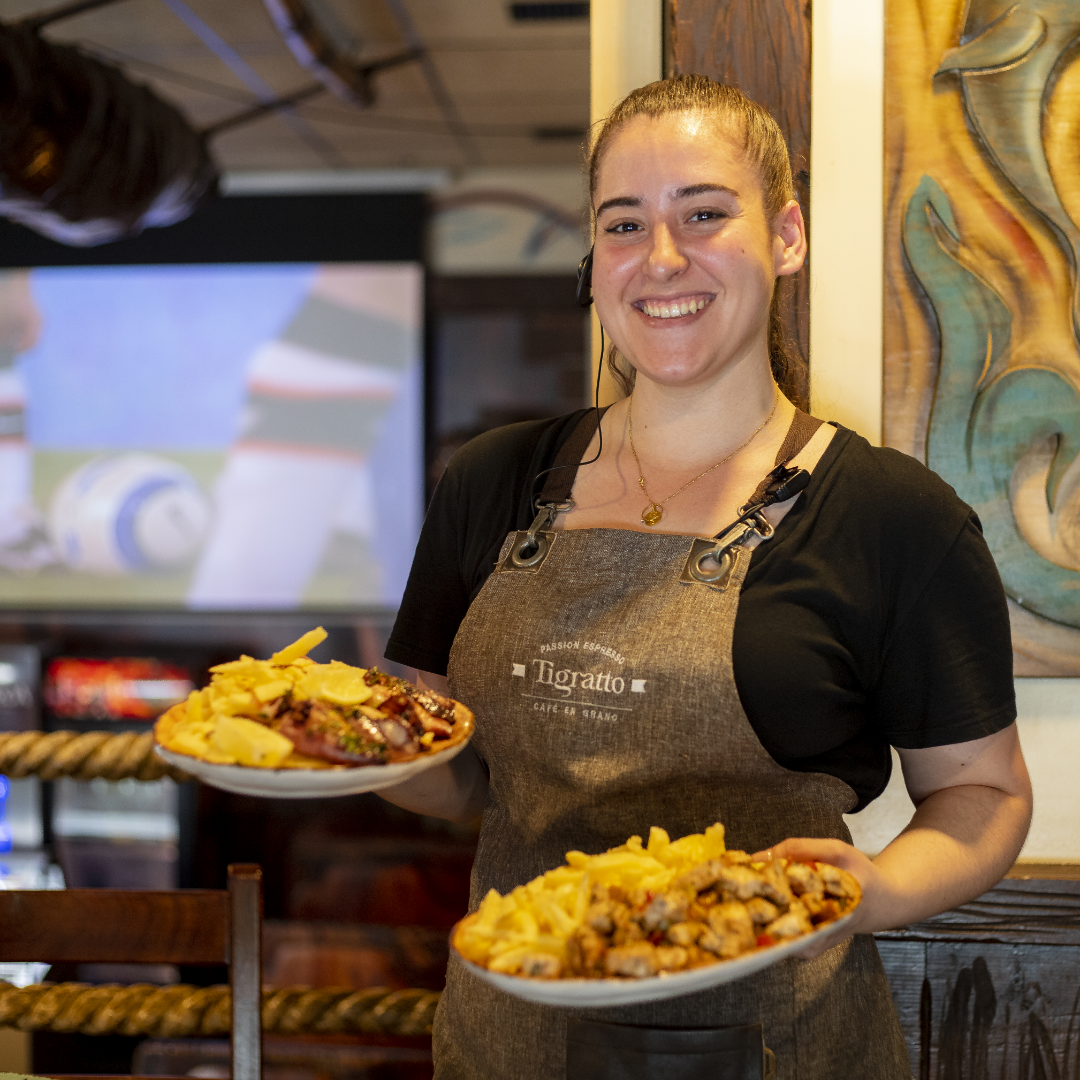 Chica del equipo que trabaja en el restaurante