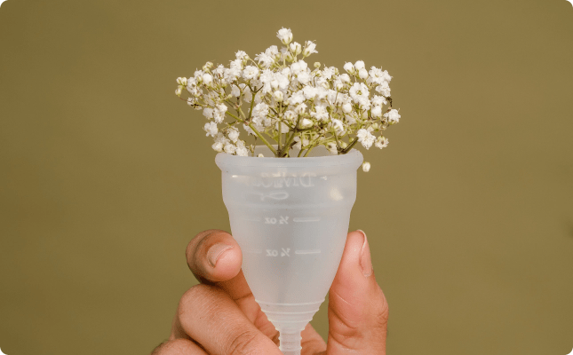 Copa menstrual con flores