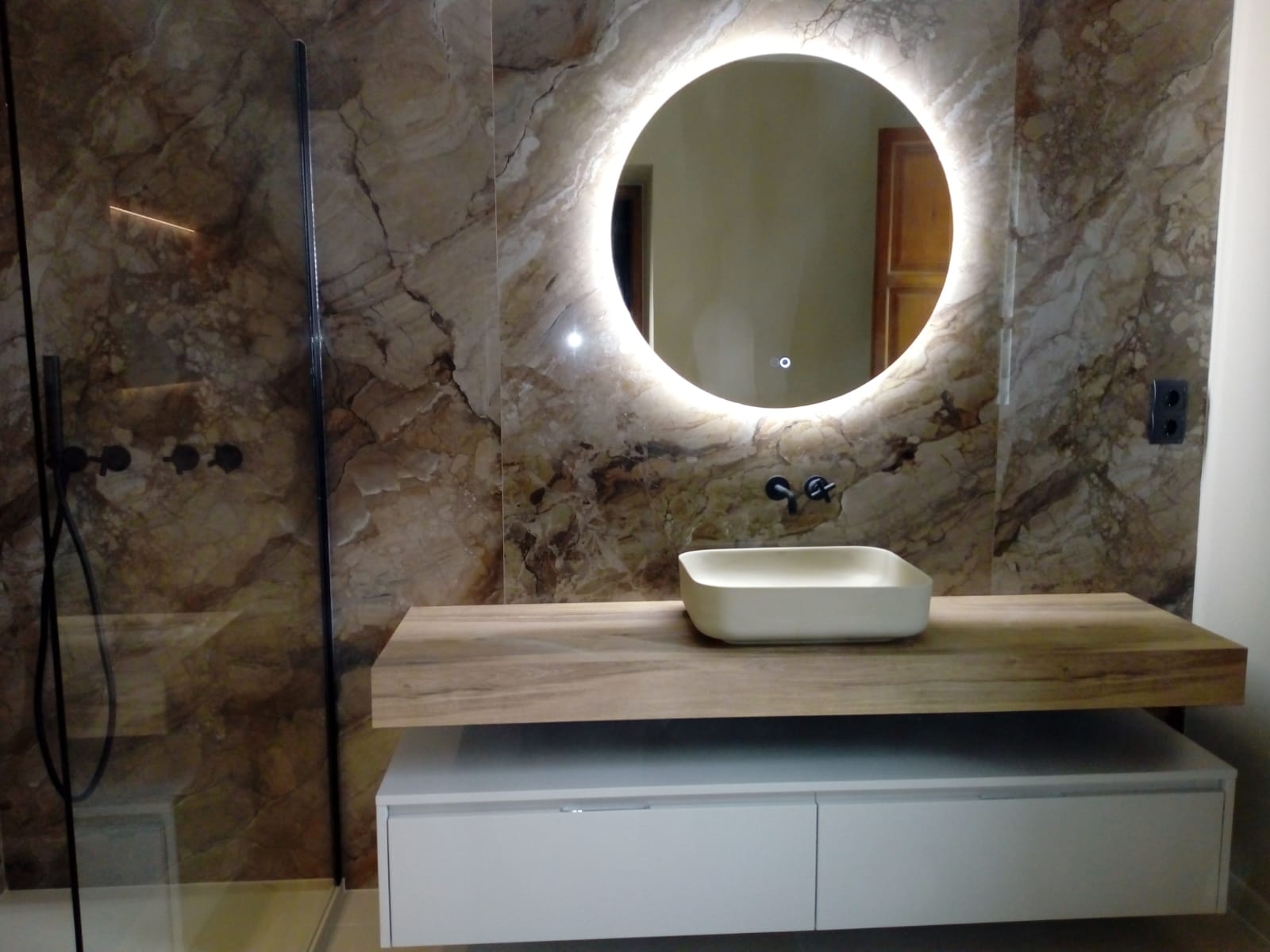 Baño reformado con espejo con luz y mueble moderno