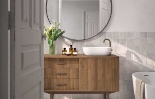 Baño moderno con espejo y mueble de lavabo