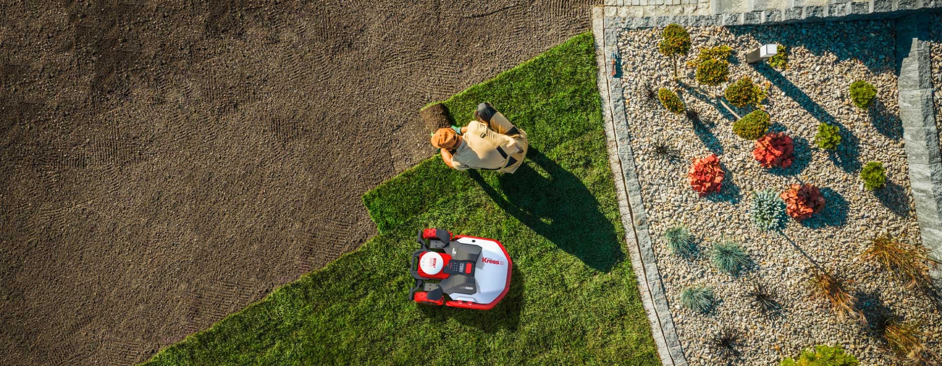 Imagen desde el cielo del jardinero colocando piezas de césped y el robot al lado