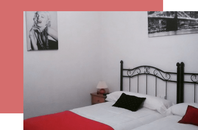 Imagen habitación doble con un cuadro de Marilyn Monroe
