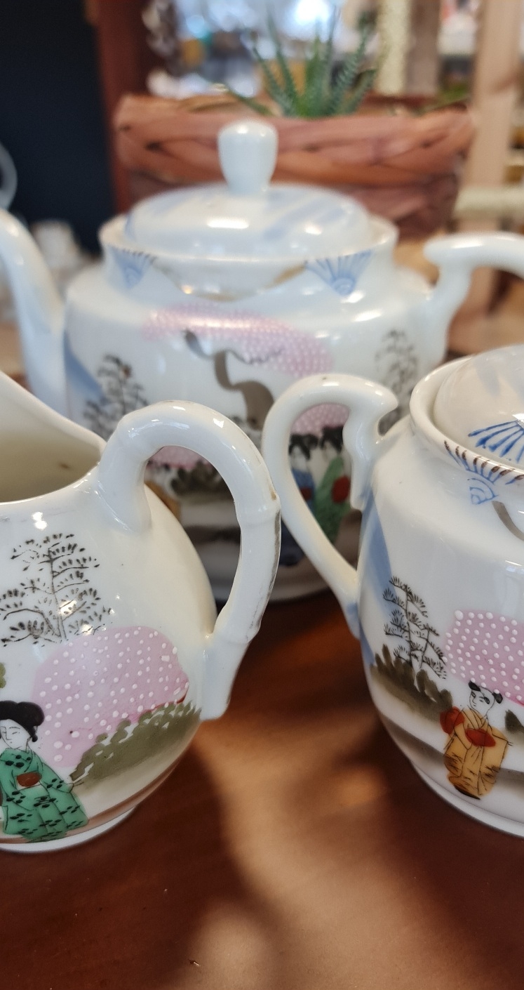 Comprar Juego de tetera, azucarero y lechera en porcelana japonesa moriage