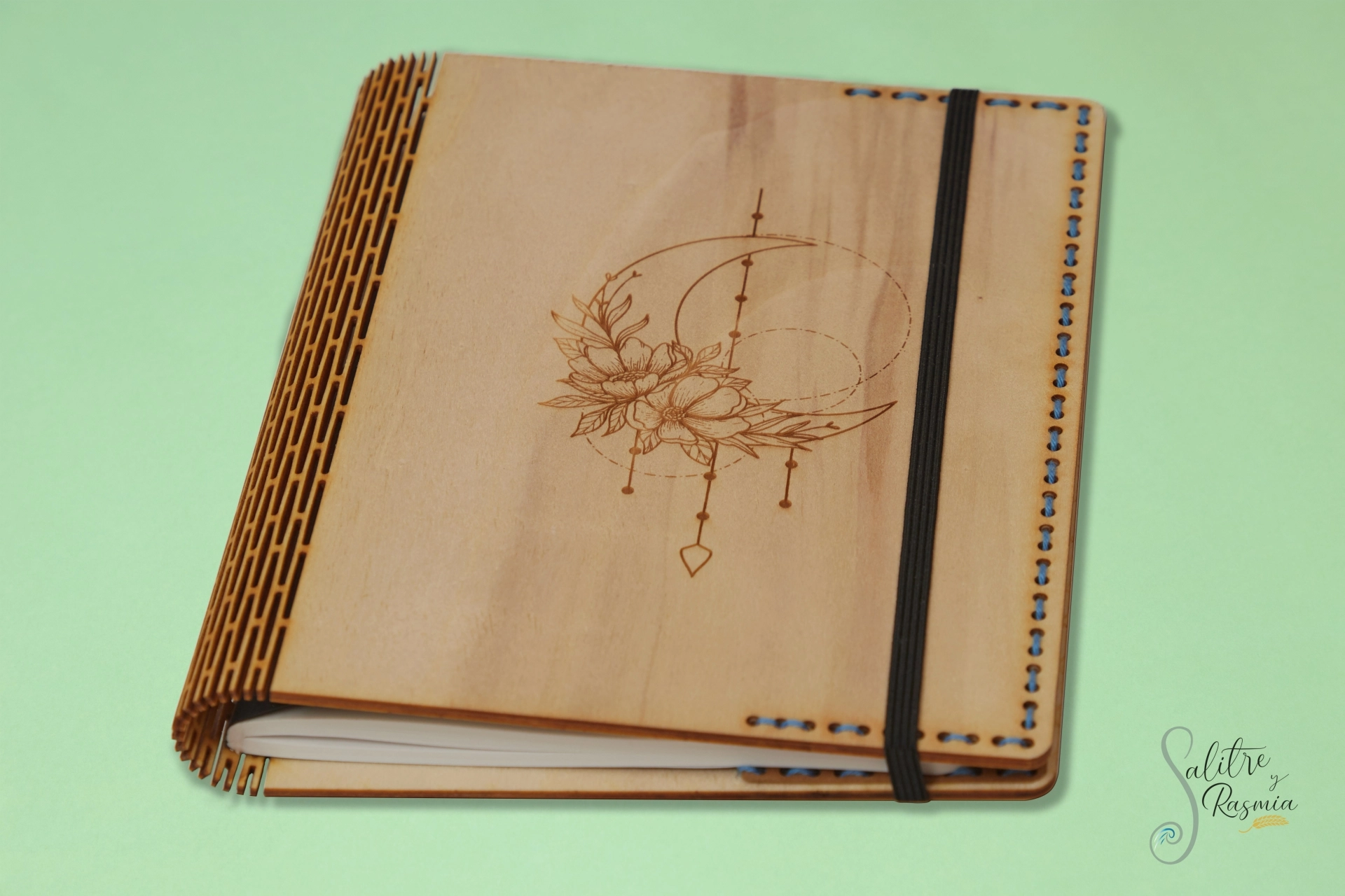 Libreta personalizada con tapa de madera con dibujos de huella de